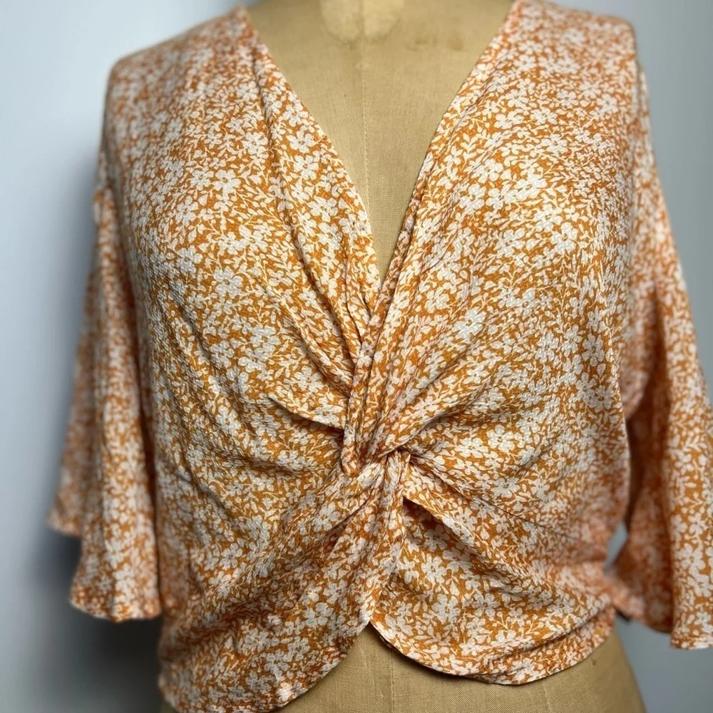 Sage and Label Gold and white spring floral v neck blouse